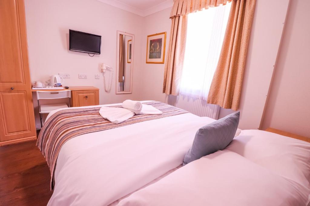 Llit o llits en una habitació de Fairway Hotel