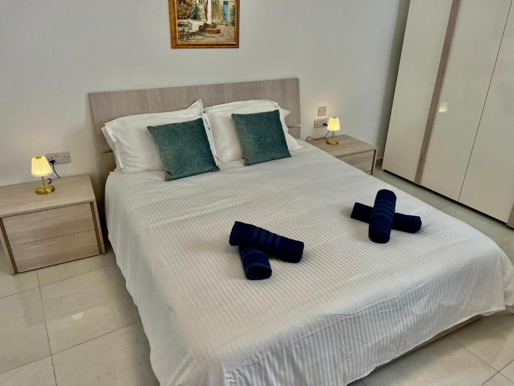 Postel nebo postele na pokoji v ubytování Msida Central Suites - EMMNIC Court