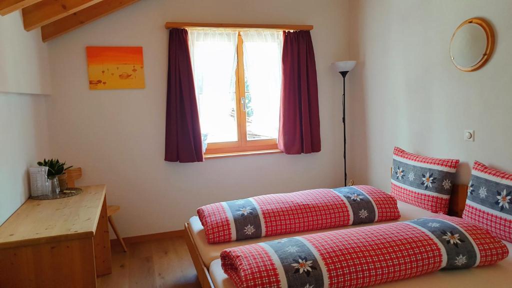 Postel nebo postele na pokoji v ubytování Gasthaus Alpenrose