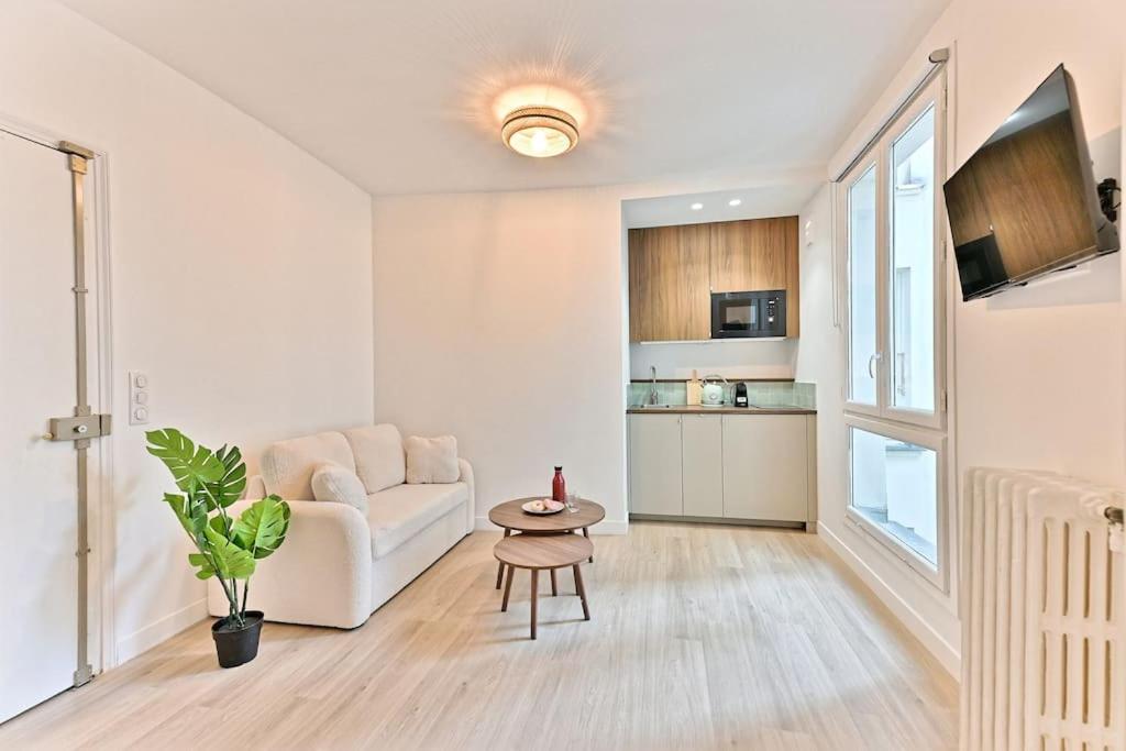 un salon avec un canapé et une table dans l'établissement Appartement au centre de Paris - Musée Grévin, à Paris