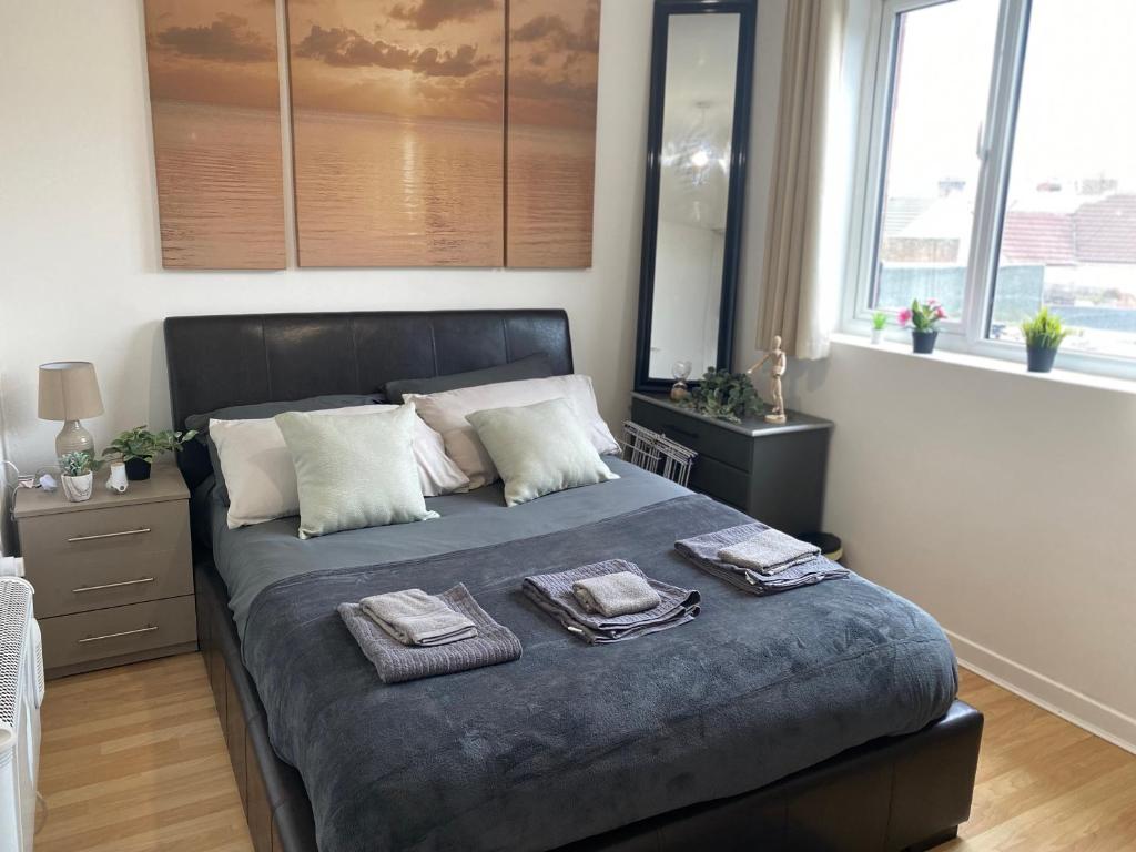 1 dormitorio con 1 cama con 2 toallas en Stylish Flat - Sunderland City Centre - Sleeps up to 3, en Pallion