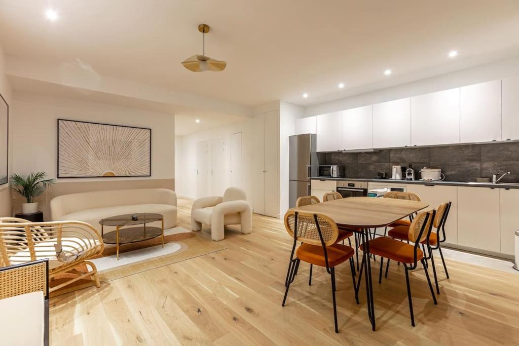 une cuisine et un salon avec une table et des chaises dans l'établissement Appart 6Pers#3 Bedrooms#2 Bathrooms#Paris 19, à Paris