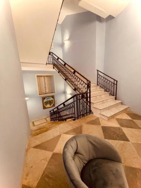 um quarto com escadas e um pufe em Sprovieri room experience em Acri
