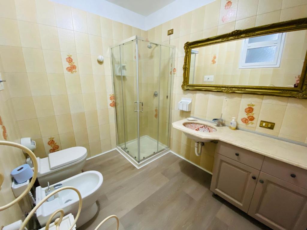 Koupelna v ubytování Flat with lake View e Garden