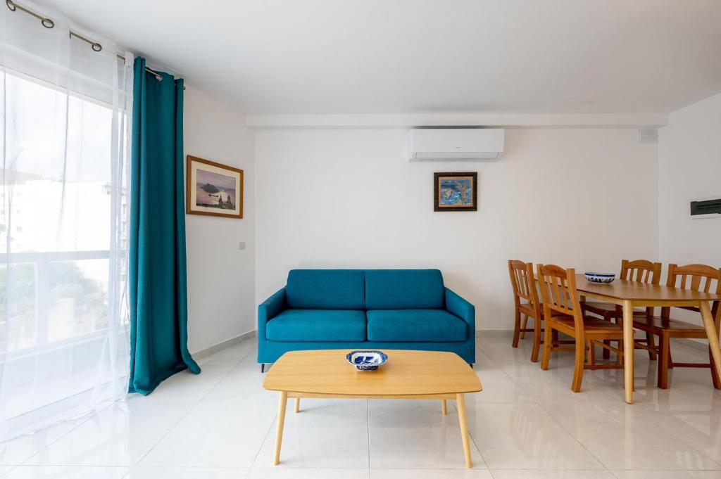 Posezení v ubytování Msida Central Suites - EMMNIC Court