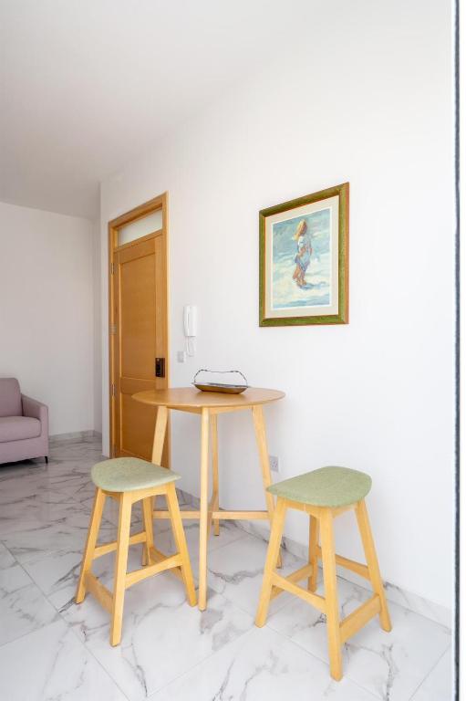 Posezení v ubytování Msida Central Suites - EMMNIC Court