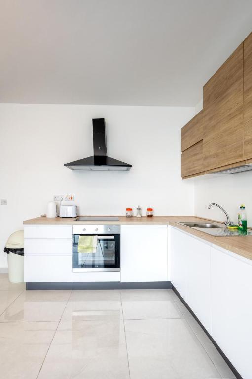 Kuchyň nebo kuchyňský kout v ubytování Msida Central Suites - EMMNIC Court