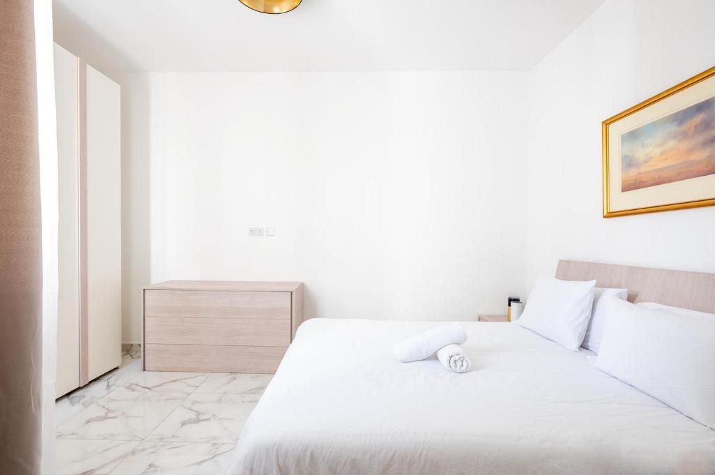 Postel nebo postele na pokoji v ubytování Msida Central Suites - EMMNIC Court