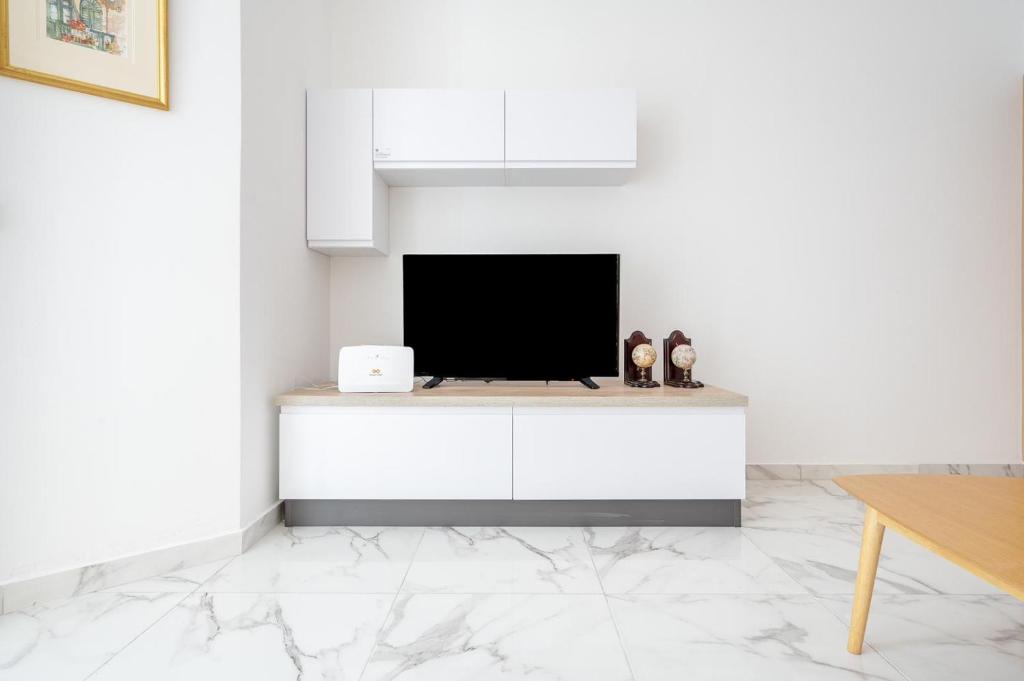 TV a/nebo společenská místnost v ubytování Msida Central Suites - EMMNIC Court
