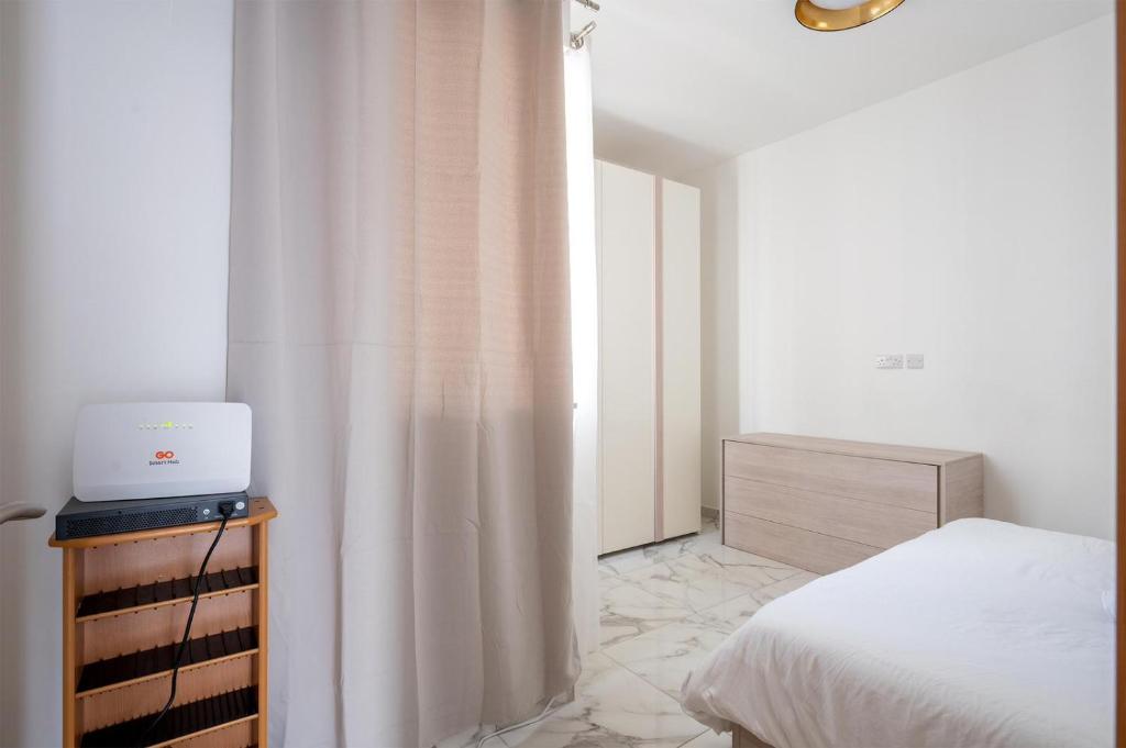 Postel nebo postele na pokoji v ubytování Msida Central Suites - EMMNIC Court
