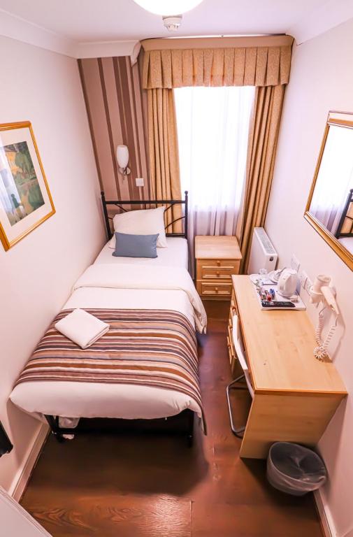 Llit o llits en una habitació de Fairway Hotel