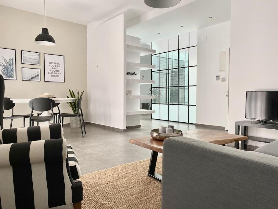 ein Wohnzimmer mit einem Sofa und einem Tisch in der Unterkunft 3-bedroom central, spacious and bright apartment. in Iraklio
