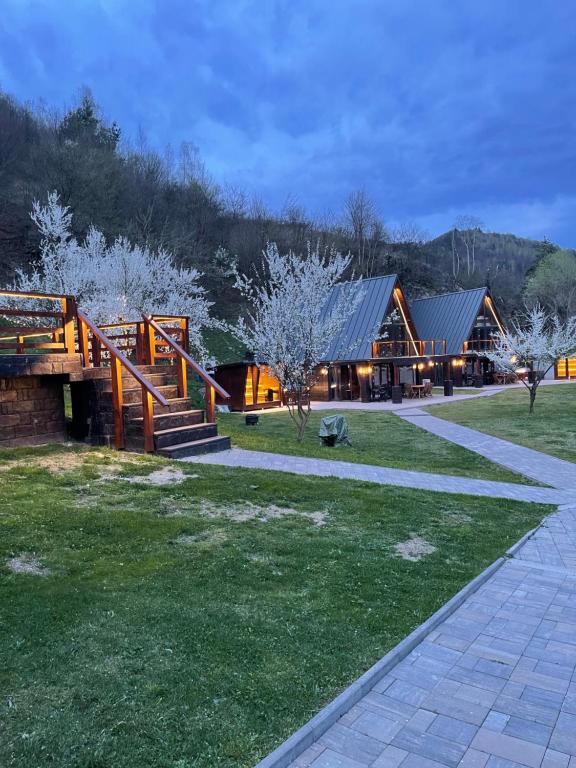 ein Resort mit einem Weg, der zu einem Gebäude führt in der Unterkunft Valea Mosului - Charme A Frame in Petroşani