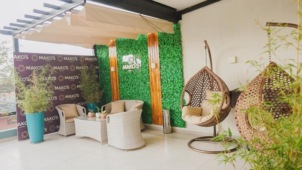 Uma área de estar em Mako´s Hotel