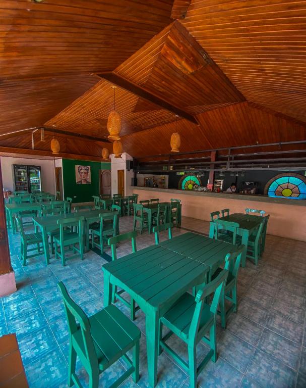 Un restaurante u otro lugar para comer en Hotel Sunrise By Hype