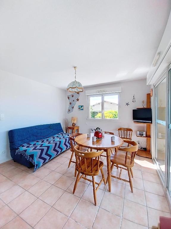 un salon avec une table et un canapé dans l'établissement V-Dune 01-Vieux Boucau Appartement 4 personnes proche de la plage, à Vieux-Boucau-les-Bains