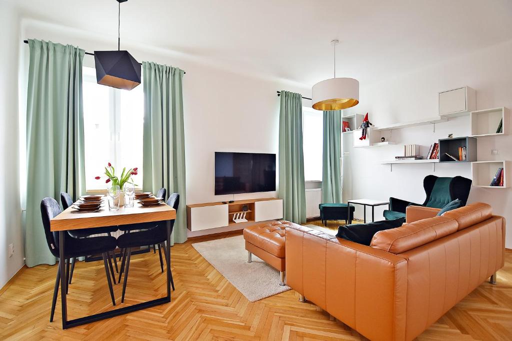 ein Wohnzimmer mit einem Sofa und einem Tisch in der Unterkunft Warsaw City View Apartment - 63m2, Top Location, Workspace - by Rentujemy in Warschau