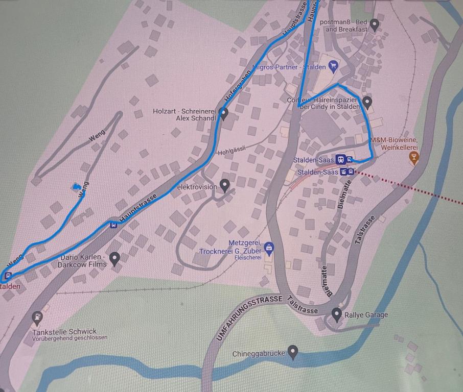 um mapa de uma cidade com diferentes estradas coloridas em Haus zur Erholung em Stalden