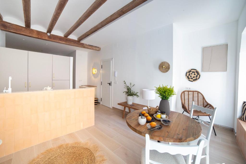 a kitchen and dining room with a wooden table at San Francisco de Borja 1 in Gandía