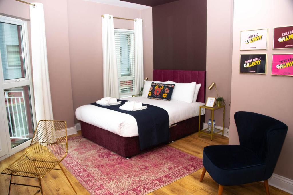 1 dormitorio pequeño con 1 cama y 1 silla en The Galway Rooms, en Galway