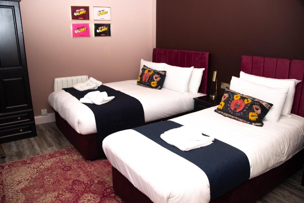 Postel nebo postele na pokoji v ubytování The Galway Rooms