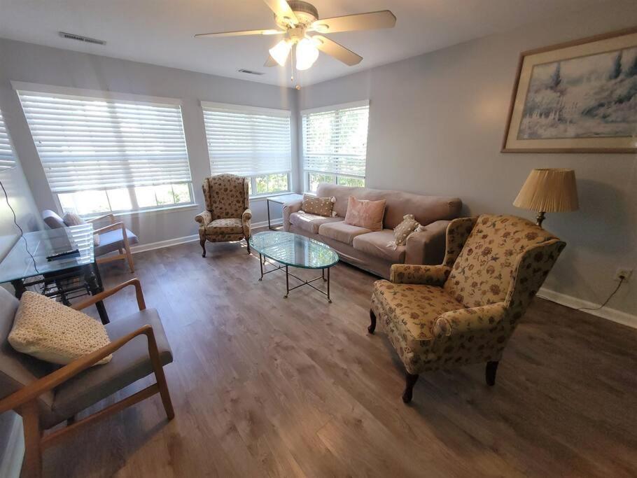 uma sala de estar com um sofá e uma mesa em Pawleys Island Retreat sleeps 8+ 3bed 2 bath em Pawleys Island