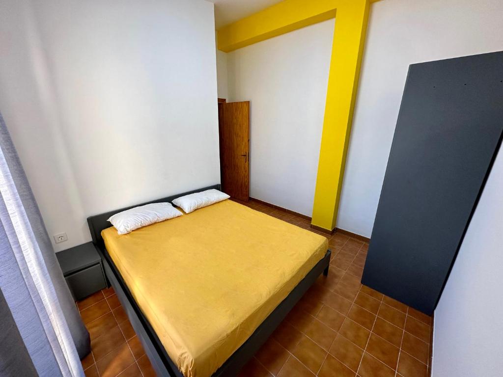 Cette petite chambre comprend un lit avec un matelas jaune. dans l'établissement La Limonaia, à Cipollina