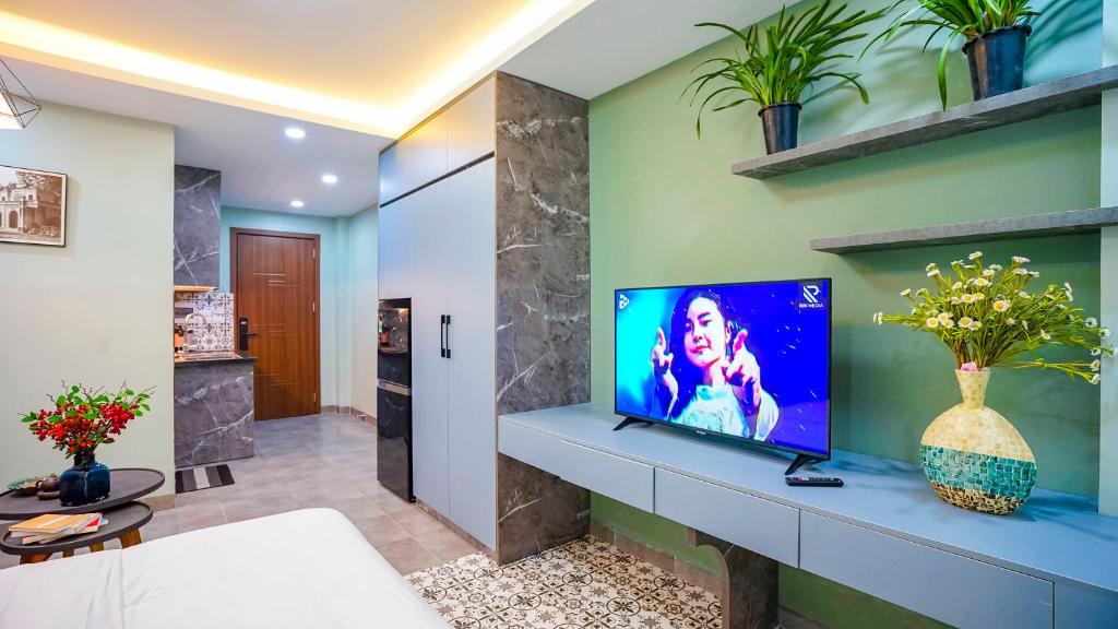 TV a/nebo společenská místnost v ubytování Hanoi Ben's Apartment and Hotel