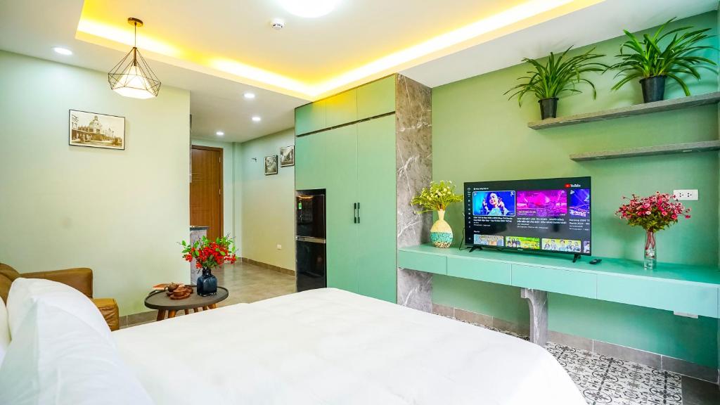 TV a/nebo společenská místnost v ubytování Hanoi Ben's Apartment and Hotel
