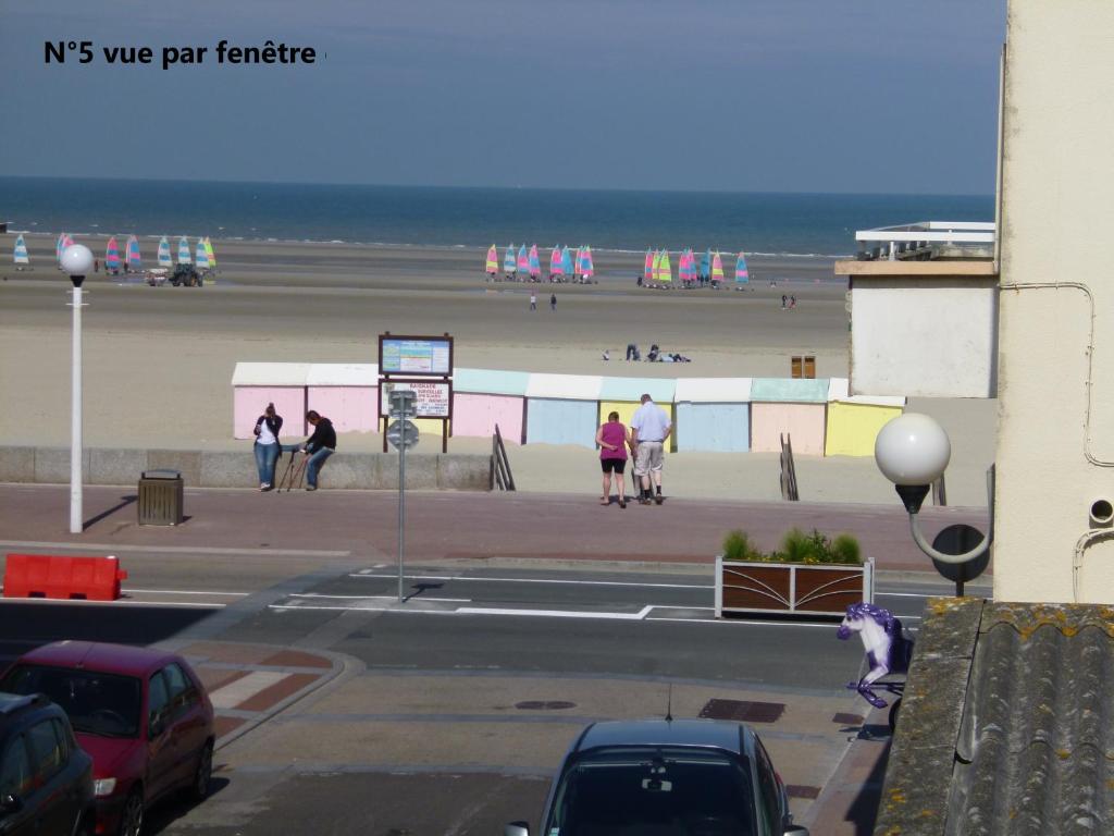 - une vue sur une plage avec des personnes se promenant sur la plage dans l'établissement Le Mistral Berck, à Berck-sur-Mer