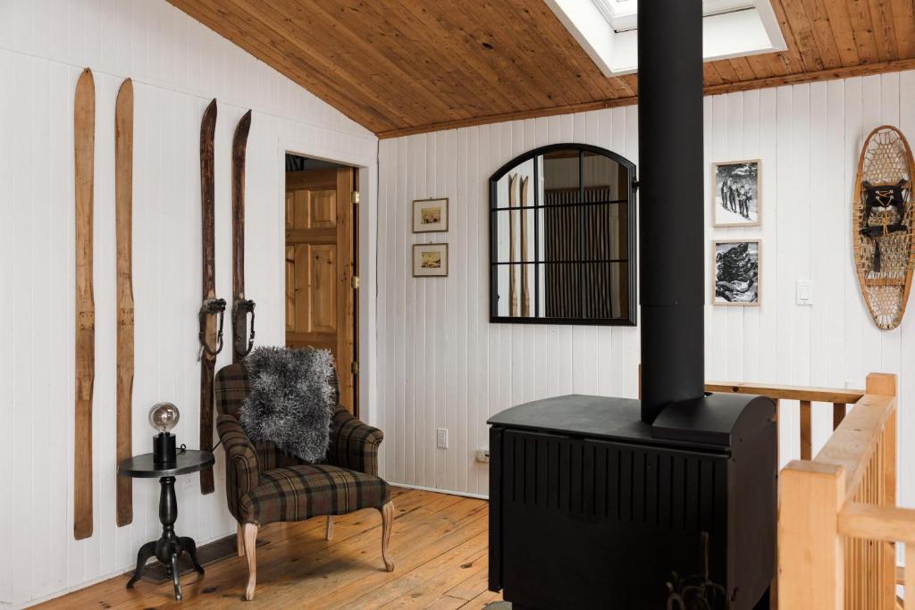 Posezení v ubytování Alpine Lake House - Waterfront on Lake Muskoka