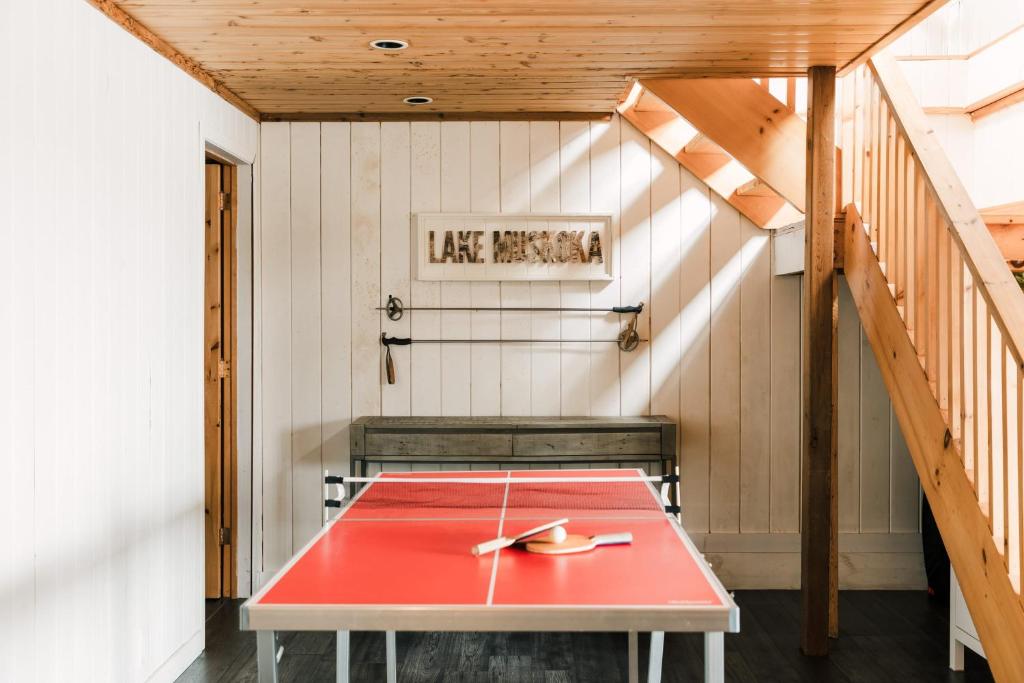 Stolní tenis v ubytování Alpine Lake House - Waterfront on Lake Muskoka nebo okolí