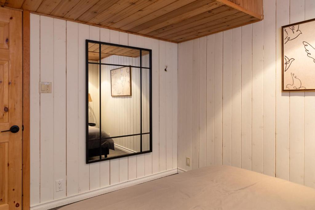 Postel nebo postele na pokoji v ubytování Alpine Lake House - Waterfront on Lake Muskoka