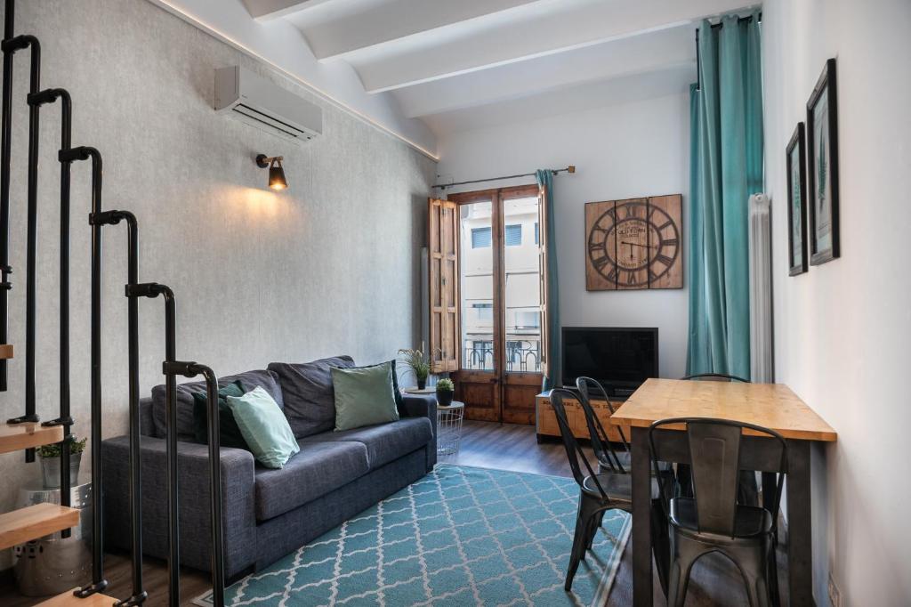 Beautiful renovated Loft minutes from the beach