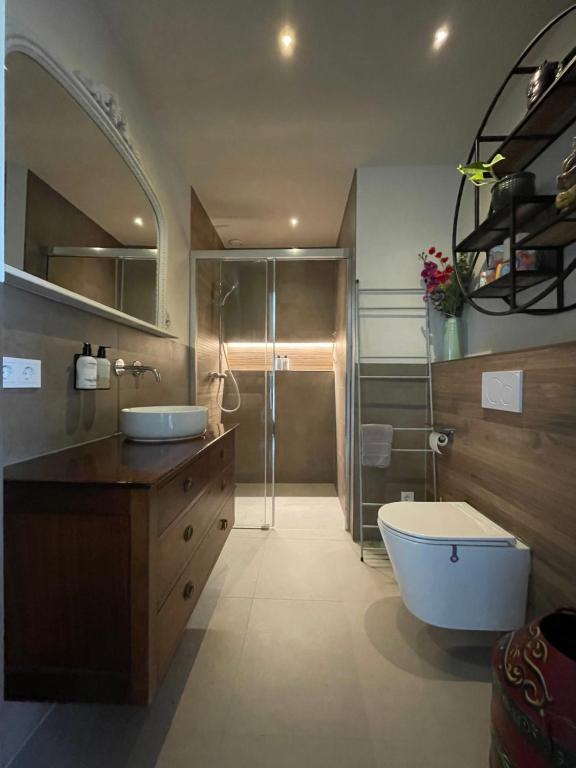 een badkamer met een bad, een wastafel en een toilet bij De Loeghoeve in Anderen