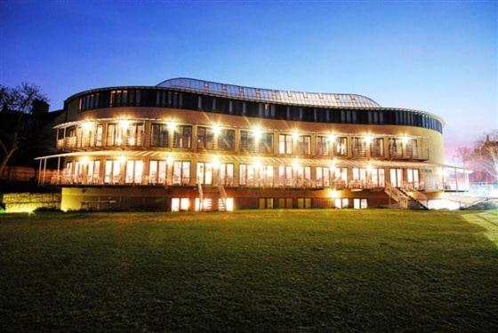 オックスフォードにあるOxford University Clubの夜の灯火の大きな建物