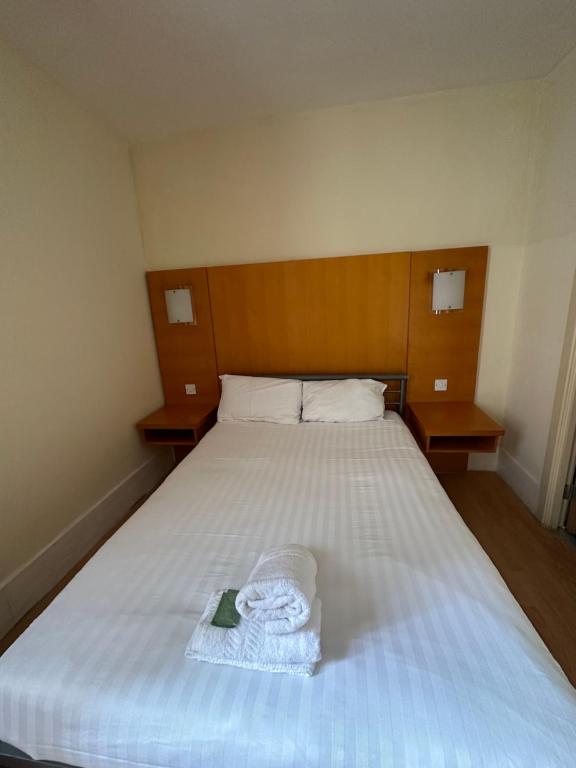 Postel nebo postele na pokoji v ubytování Berkeley Court Hotel