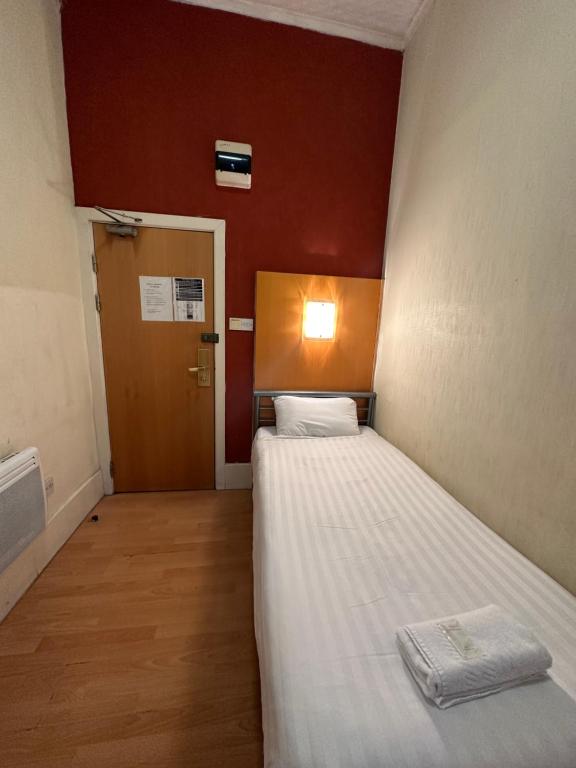 Postel nebo postele na pokoji v ubytování Berkeley Court Hotel