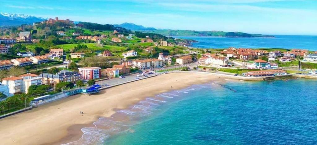 uma vista aérea de uma praia perto do oceano em Primera Linea de Playa Comillas Cantabria em Comillas