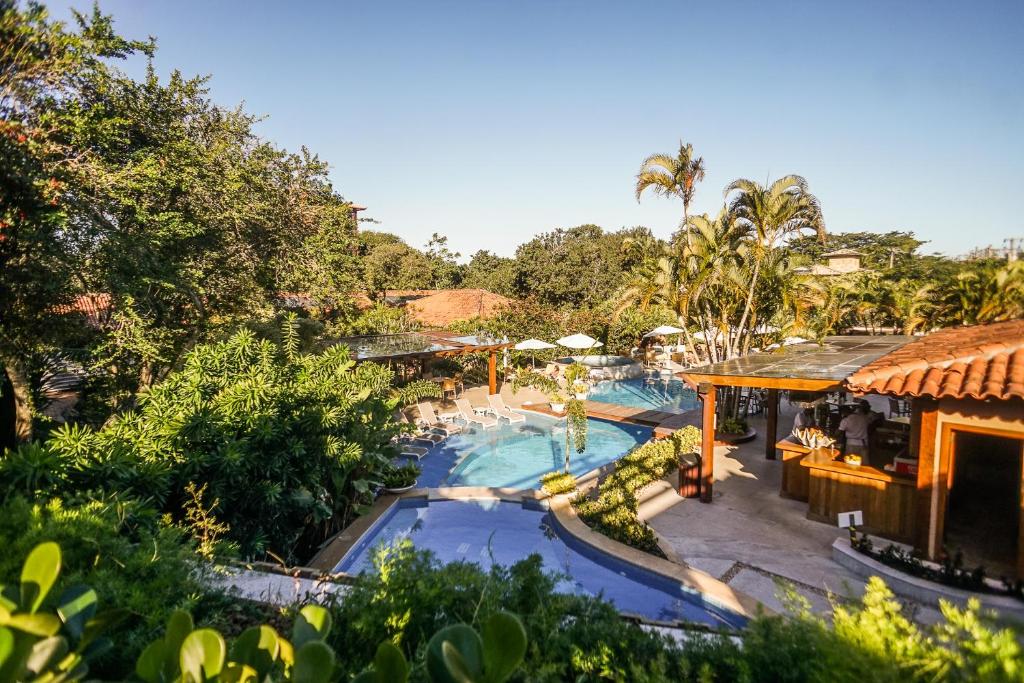 uma vista aérea de uma piscina num resort em Corais e Conchas em Búzios