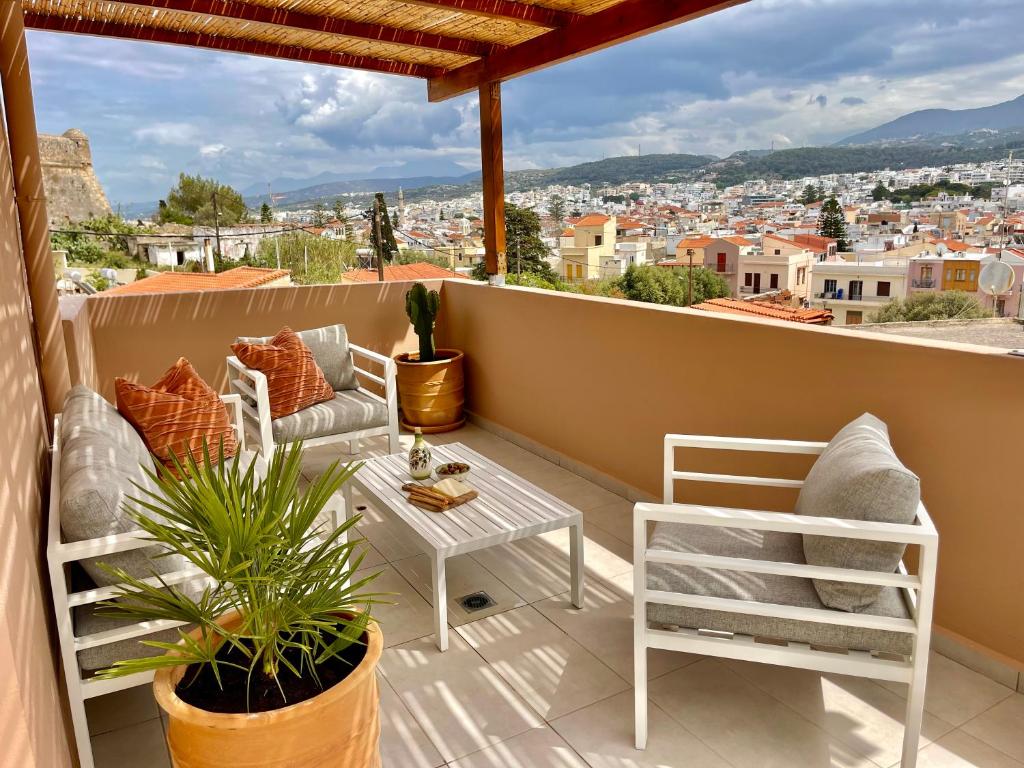 House with 60 sqm rooftop terrace by the fortezza - Housity