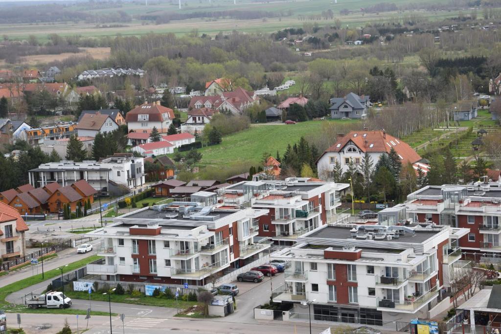 an aerial view of a town with houses and cars at Apartament przy latarni z garażem Niechorze in Niechorze