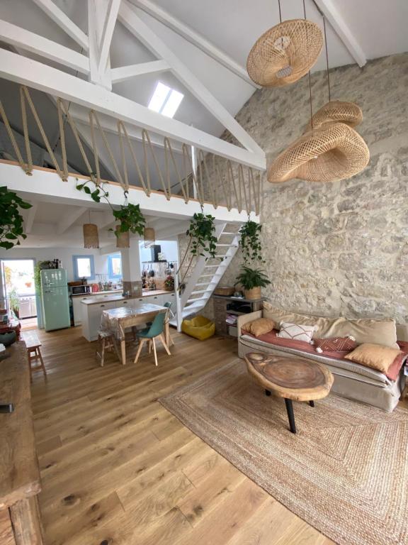 un salon avec un canapé et un mur en pierre dans l'établissement Magnifique maison de pecheur face à la mer, à Cagnes-sur-Mer