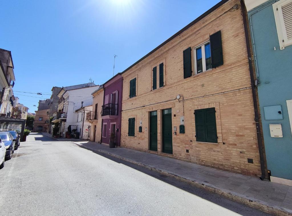 une rue vide dans une ruelle avec des bâtiments dans l'établissement Gioiello nel Borgo Marinaro, à Civitanova Marche
