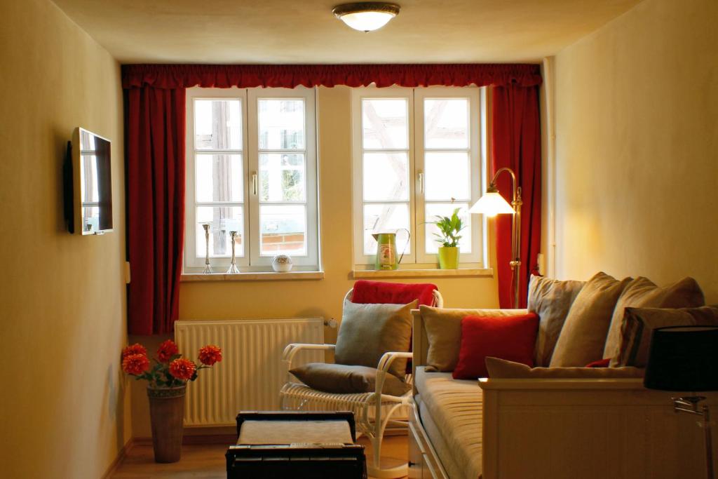 ein Wohnzimmer mit einem Sofa und einem Fenster in der Unterkunft Ferienhaus Stobenstrasse in Quedlinburg