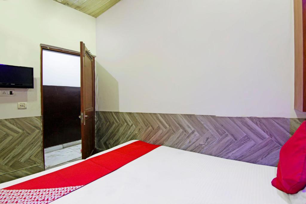 מיטה או מיטות בחדר ב-OYO Flagship Hotel Pink Palace