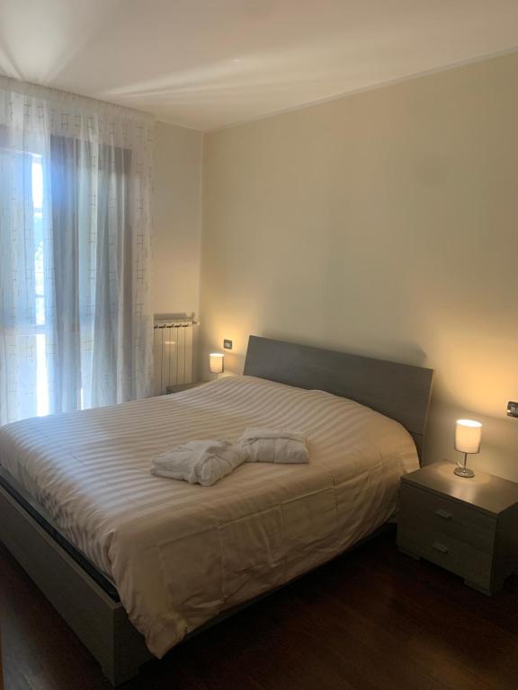 - une chambre avec un lit, deux lampes et une fenêtre dans l'établissement Damo Stefania Blu Hause Marina, à Cavallino-Treporti