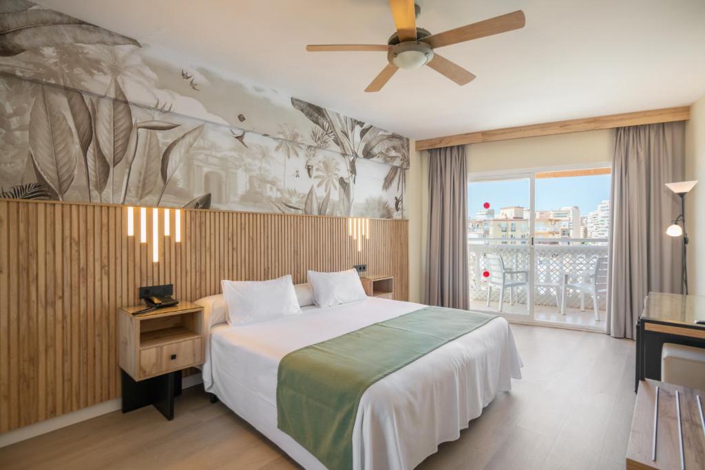 - une chambre avec un lit et un ventilateur de plafond dans l'établissement Hotel Parasol by Dorobe, à Torremolinos