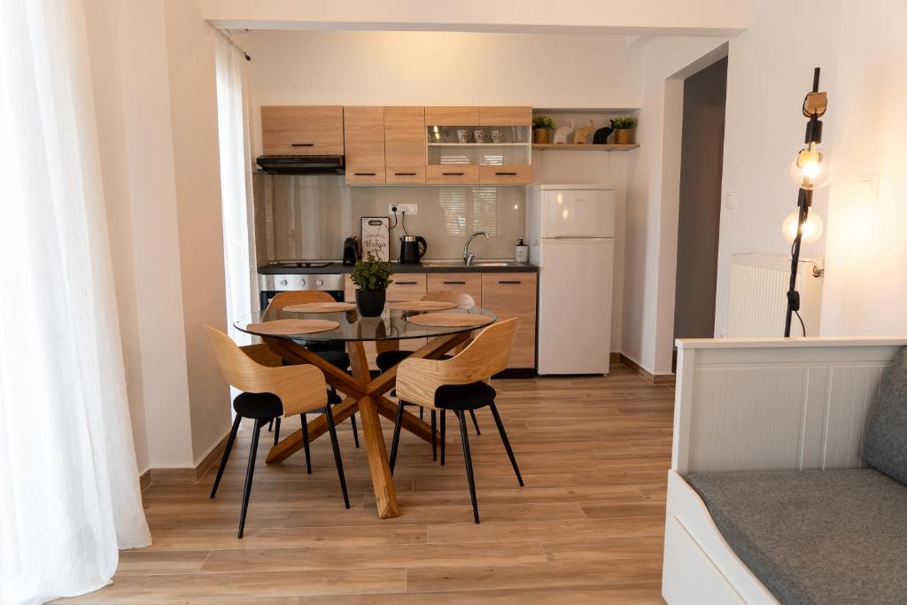 een keuken en eetkamer met een tafel en stoelen bij Ophelia - New Modern Apartment with Spectacular Olympus View in Litóchoron