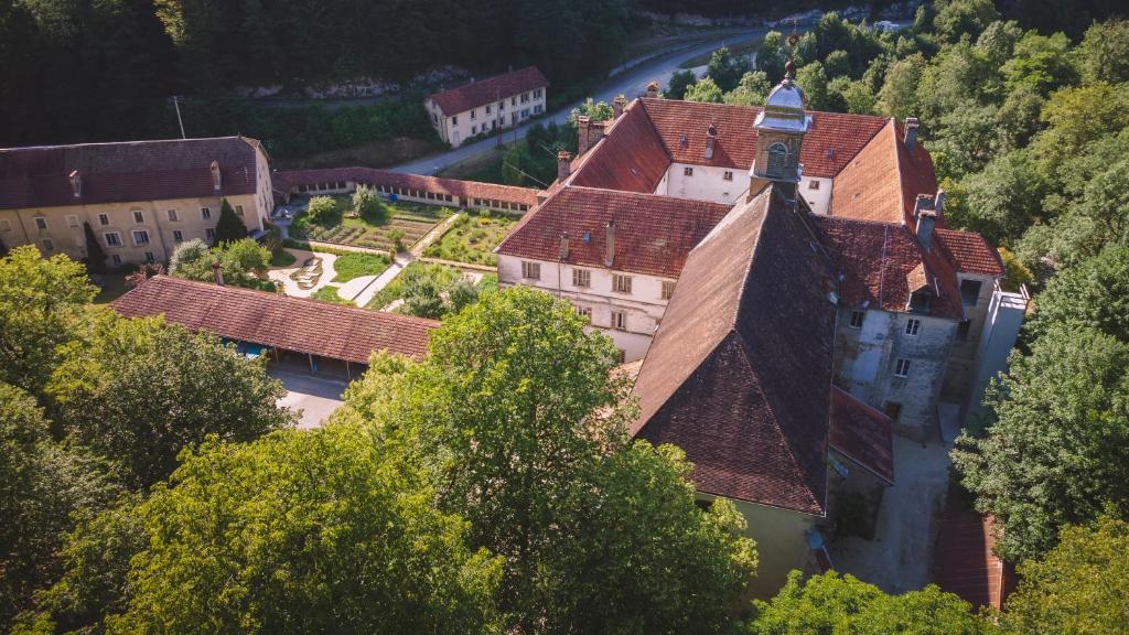 uma vista aérea de um edifício com uma torre em Monastère du Val de Consolation em Consolation-Maisonnettes